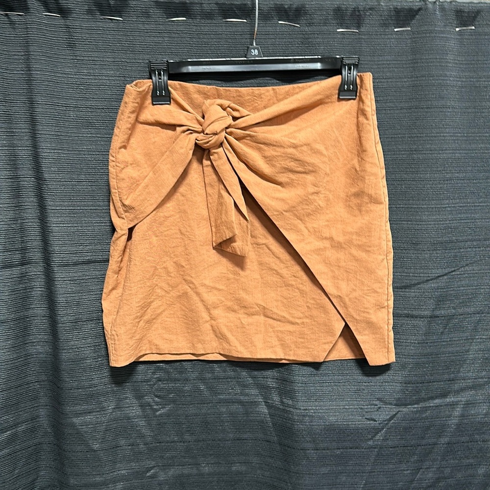 Lumiere women’s mini skirt with tie front zipper in back / Size L / box 22-14